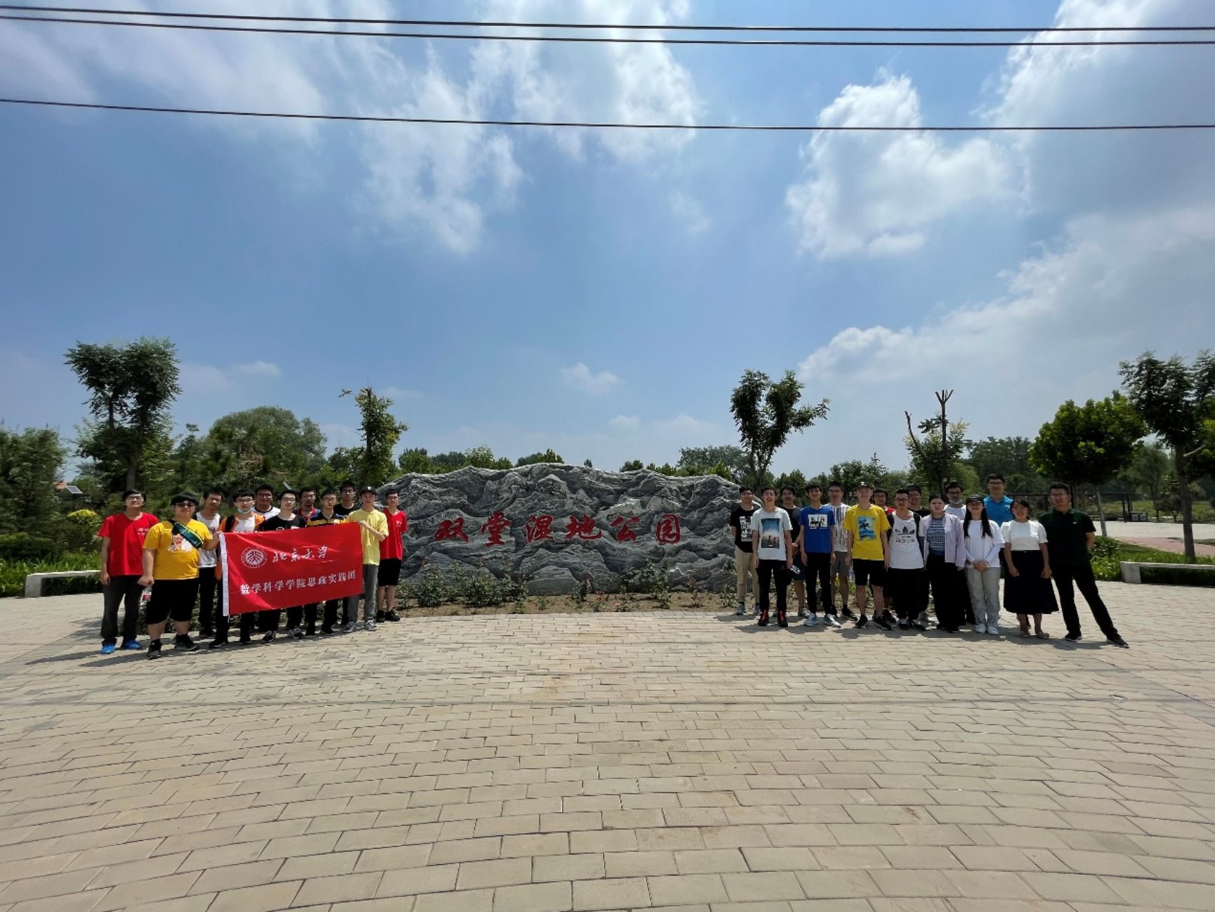 一群人站在卡车旁边
描述已自动生成