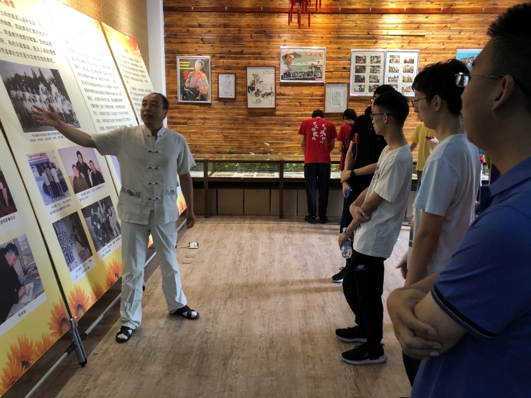 一群人在跳舞
描述已自动生成