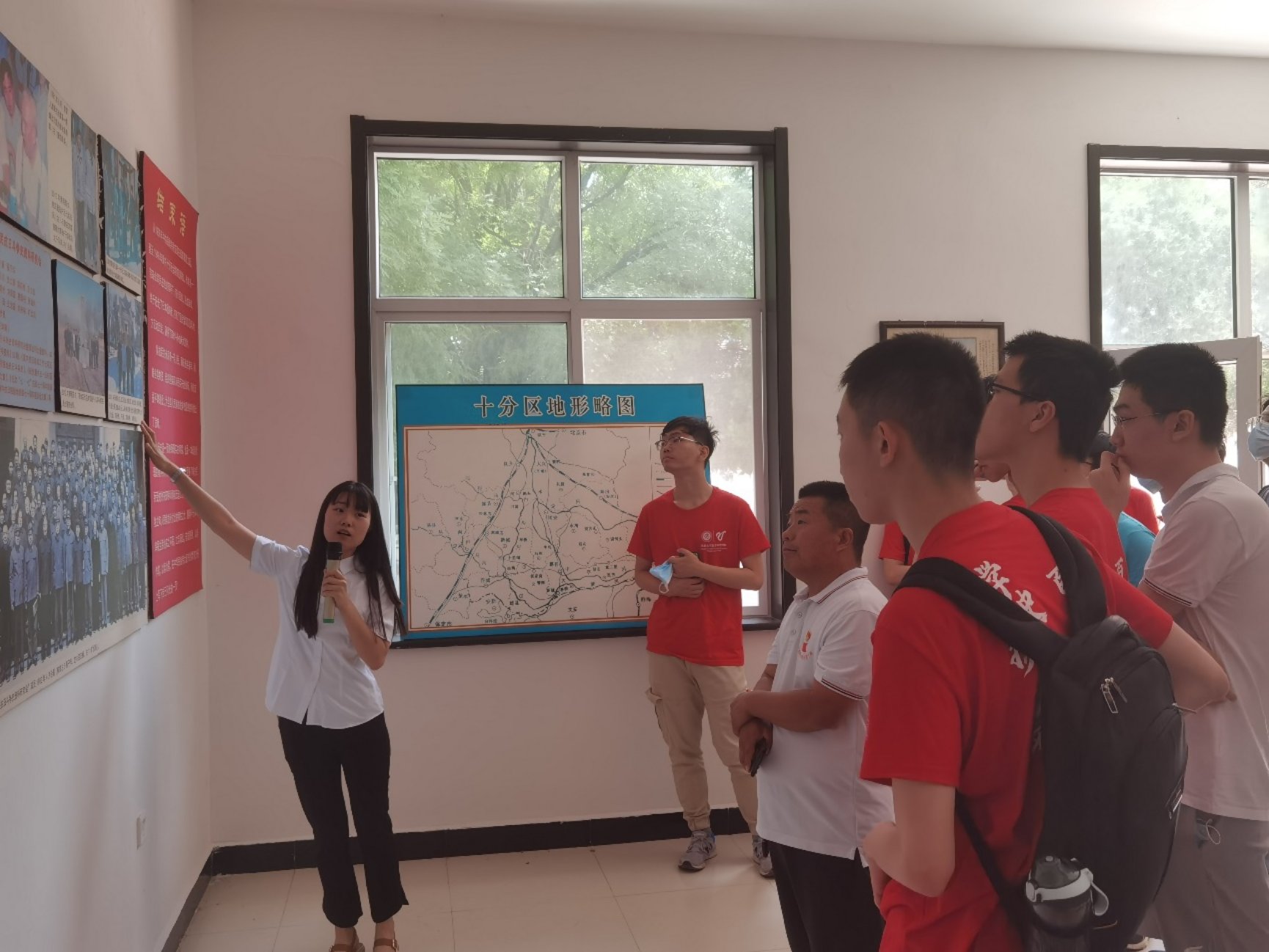 一群人站在窗户旁边
描述已自动生成